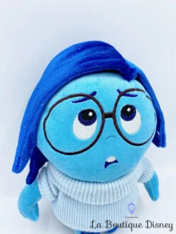 Peluche Tristesse Vice Versa Disney Store Poupée Bleu émotion 27 Cm -Meilleur Jouets Magasin peluche tristesse vice versa disney store bonhomme bleu lunettes 1