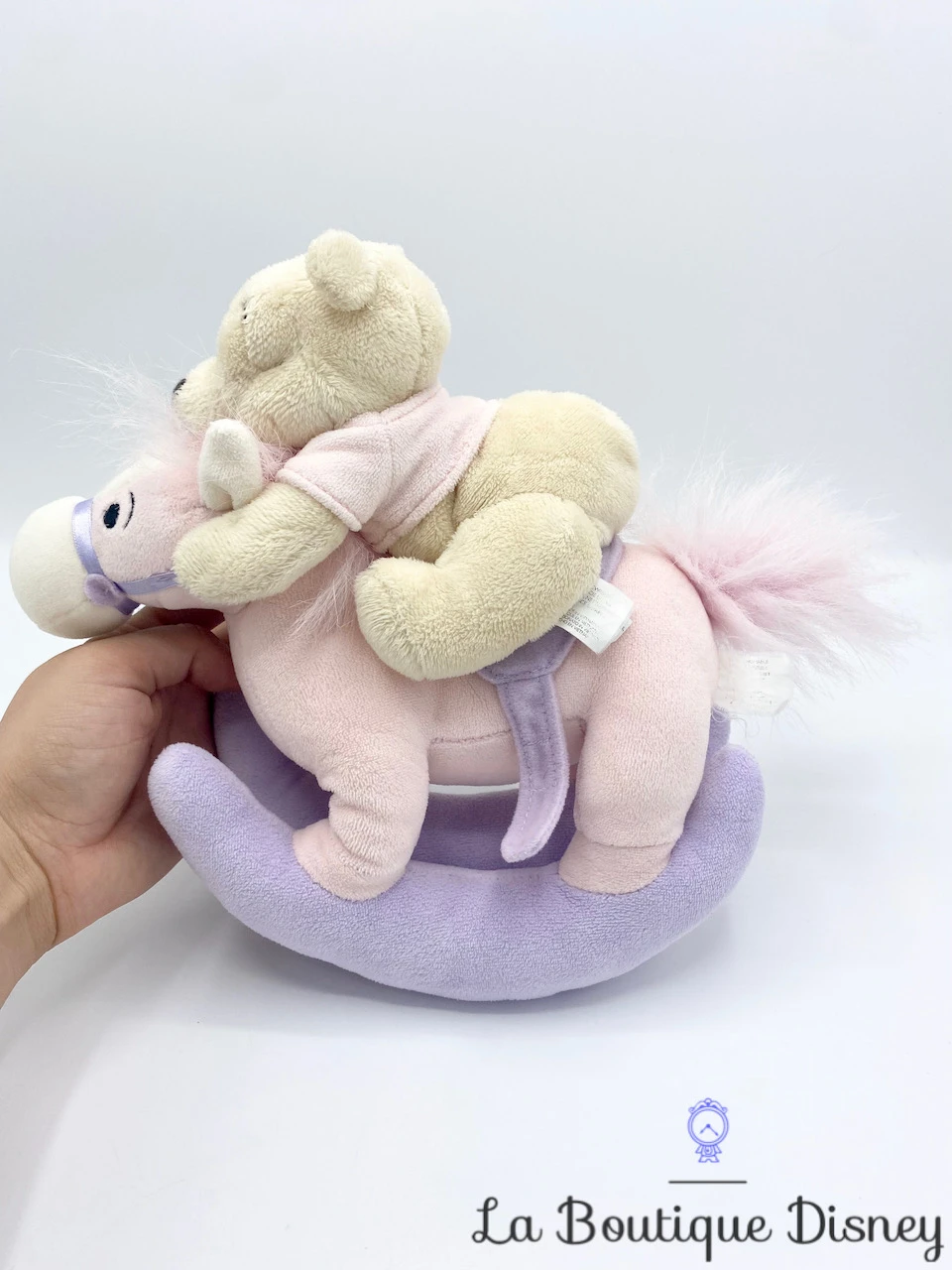 Peluche Winnie L'ourson Cheval Bascule Disney Store Rose Violet 26 Cm 5 Peluche Winnie L'ourson Cheval Bascule Disney Store Rose Violet 26 Cm – Image 3