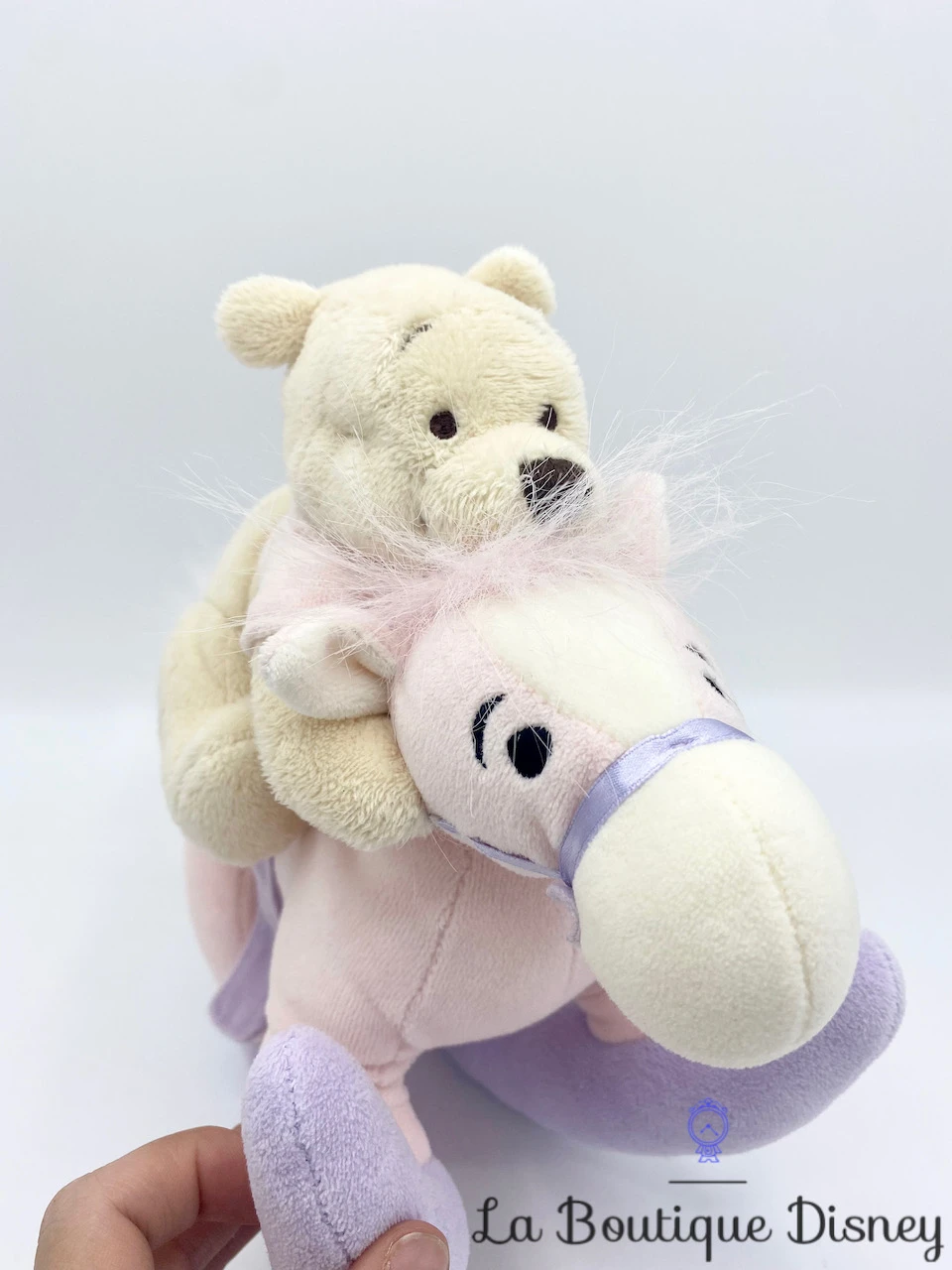 Peluche Winnie L'ourson Cheval Bascule Disney Store Rose Violet 26 Cm 4 Peluche Winnie L'ourson Cheval Bascule Disney Store Rose Violet 26 Cm – Image 2