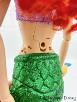 Poupée Chantante Ariel De Luxe Disney Store La Petite Sirène Polochon Queue Articulée 45 Cm -Meilleur Jouets Magasin poupee chantante ariel de luxe 45 cm polochon part of your wold articulee queue 2016 10