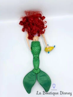 Poupée Chantante Ariel De Luxe Disney Store La Petite Sirène Polochon Queue Articulée 45 Cm -Meilleur Jouets Magasin poupee chantante ariel de luxe 45 cm polochon part of your wold articulee queue 2016 2
