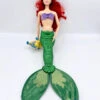 Poupée Chantante Ariel De Luxe Disney Store La Petite Sirène Polochon Queue Articulée 45 Cm -Meilleur Jouets Magasin poupee chantante ariel de luxe 45 cm polochon part of your wold articulee queue 2016 4