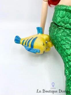 Poupée Chantante Ariel De Luxe Disney Store La Petite Sirène Polochon Queue Articulée 45 Cm -Meilleur Jouets Magasin poupee chantante ariel de luxe 45 cm polochon part of your wold articulee queue 2016 6