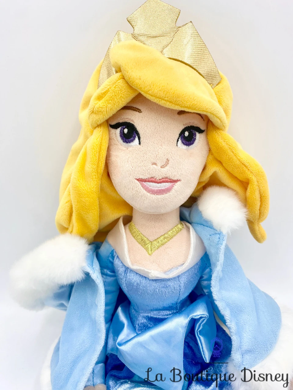 Poupée Chiffon Aurore Hiver Disney Store 2014 La Belle Au Bois Dormant Peluche Princesse Cape Manteau Bleu 52 Cm 5 Poupée Chiffon Aurore Hiver Disney Store 2014 La Belle Au Bois Dormant Peluche Princesse Cape Manteau Bleu 52 Cm – Image 3