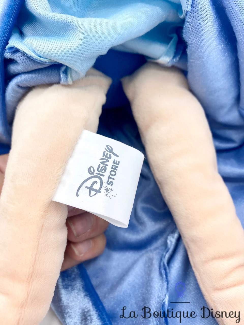 Poupée Chiffon Aurore Hiver Disney Store 2014 La Belle Au Bois Dormant Peluche Princesse Cape Manteau Bleu 52 Cm 7 Poupée Chiffon Aurore Hiver Disney Store 2014 La Belle Au Bois Dormant Peluche Princesse Cape Manteau Bleu 52 Cm – Image 5