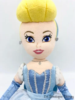 Poupée Chiffon Cendrillon Disney Store Exclusive Peluche Princesse Robe Bleu 55 Cm -Meilleur Jouets Magasin poupee chiffon cendrillon disney store exclusive velours peluche ecusson 2