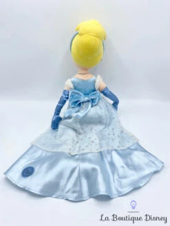 Poupée Chiffon Cendrillon Disney Store Exclusive Peluche Princesse Robe Bleu 55 Cm -Meilleur Jouets Magasin poupee chiffon cendrillon disney store exclusive velours peluche ecusson 6