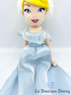 Poupée Chiffon Cendrillon Hiver Disney Store Peluche Princesse Cache Oreilles 53 Cm -Meilleur Jouets Magasin poupee chiffon cendrillon hiver disney store princesse cache oreilles fourrure 5