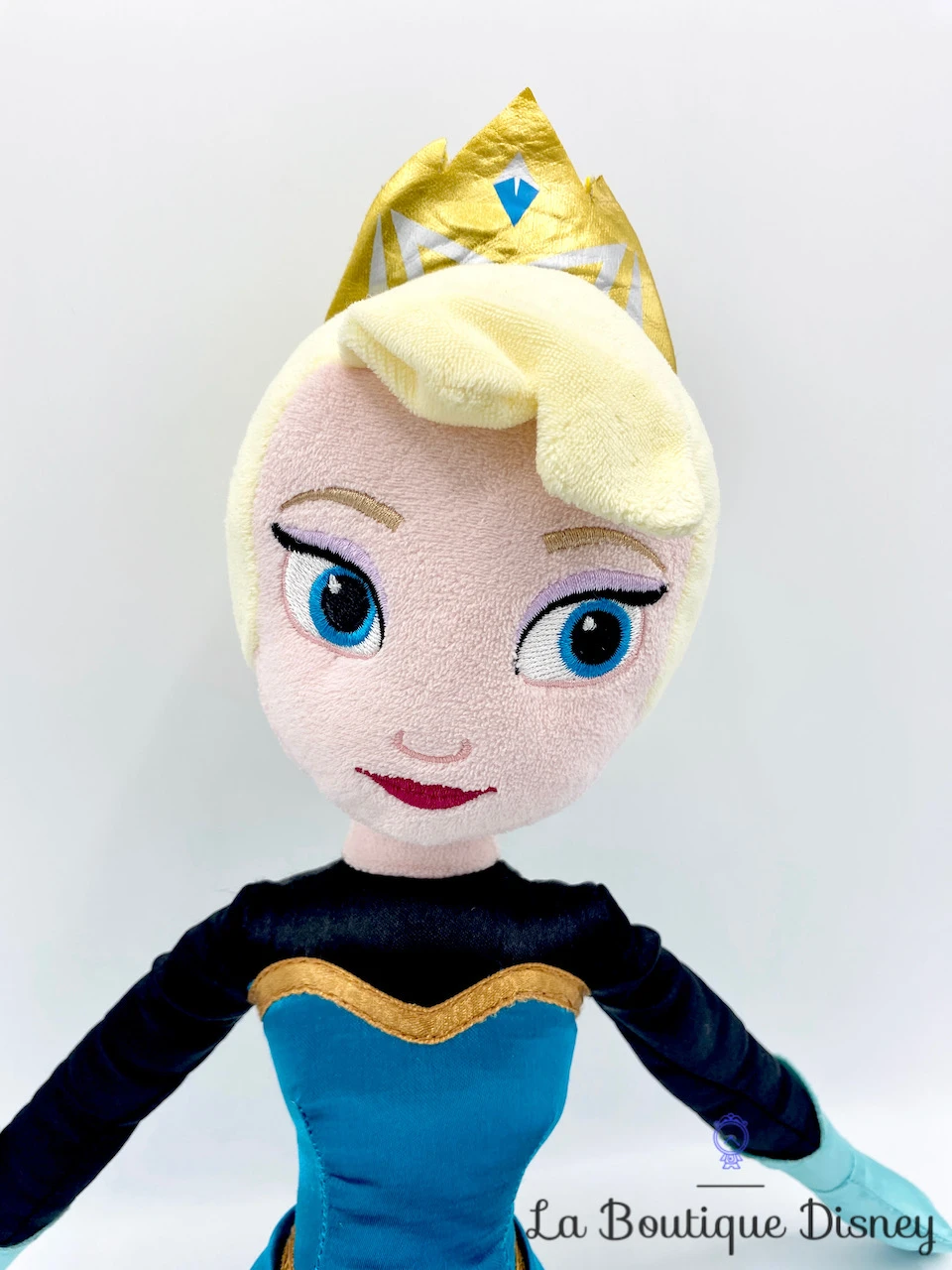 Poupée Chiffon Elsa La Reine Des Neiges Disney Store Peluche Cape Fourrure Hiver 53 Cm 6 Poupée Chiffon Elsa La Reine Des Neiges Disney Store Peluche Cape Fourrure Hiver 53 Cm – Image 4