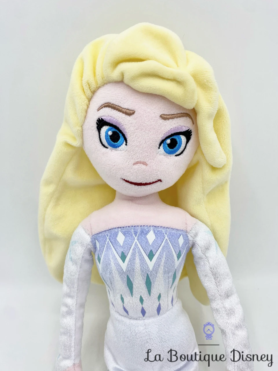 Poupée Chiffon Elsa La Reine Des Neiges 2 Disney Parks 2019 Disneyland Peluche Robe Blanche 50 Cm 4 Poupée Chiffon Elsa La Reine Des Neiges 2 Disney Parks 2019 Disneyland Peluche Robe Blanche 50 Cm – Image 2
