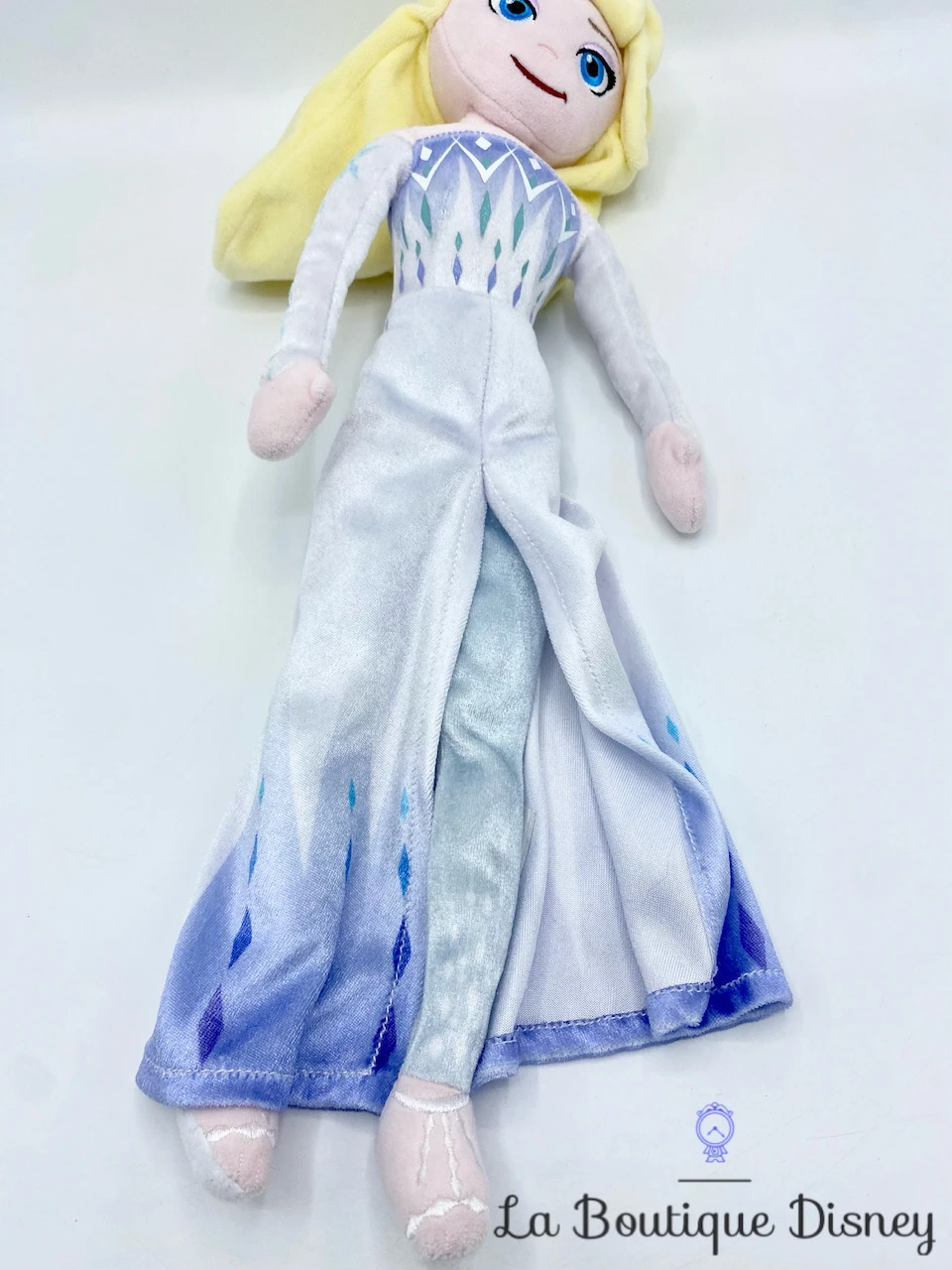 Poupée Chiffon Elsa La Reine Des Neiges 2 Disney Parks 2019 Disneyland Peluche Robe Blanche 50 Cm 5 Poupée Chiffon Elsa La Reine Des Neiges 2 Disney Parks 2019 Disneyland Peluche Robe Blanche 50 Cm – Image 3