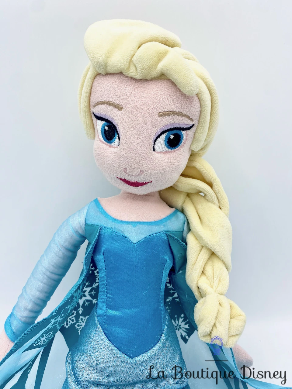 Poupée Chiffon Elsa La Reine Des Neiges Disney Store Disney Parks Peluche Princesse Robe Bleue 52 Cm 4 Poupée Chiffon Elsa La Reine Des Neiges Disney Store Disney Parks Peluche Princesse Robe Bleue 52 Cm – Image 2