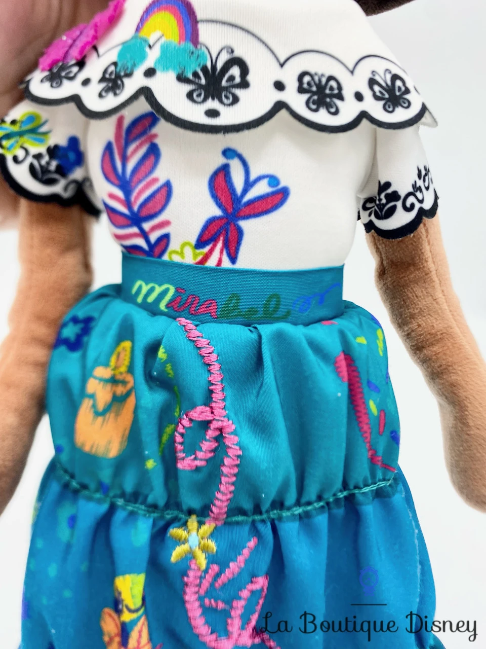 Poupée Chiffon Mirabel Madrigal Encanto Disney Store Peluche 48 Cm 5 Poupée Chiffon Mirabel Madrigal Encanto Disney Store Peluche 48 Cm – Image 3