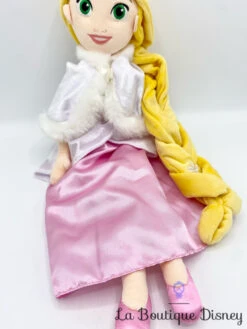 Poupée Chiffon Raiponce Hiver Disney Store Peluche Princesse Robe Rose Cape Blanche 50 Cm 9 Poupée Chiffon Raiponce Hiver Disney Store Peluche Princesse Robe Rose Cape Blanche 50 Cm -Meilleur Jouets Magasin poupee chiffon raiponce hiver disney store peluche princesse manteau cape 2