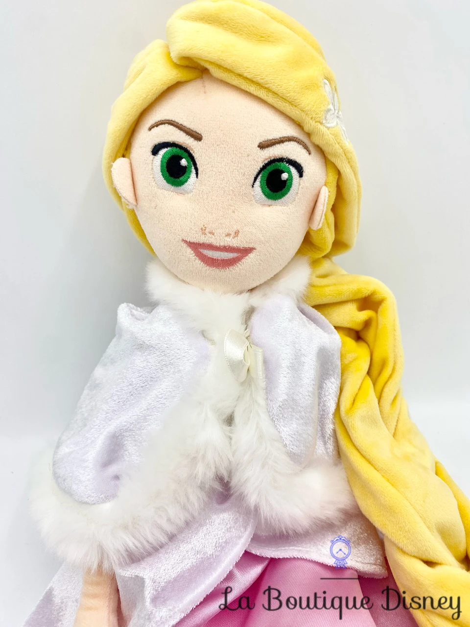 Poupée Chiffon Raiponce Hiver Disney Store Peluche Princesse Robe Rose Cape Blanche 50 Cm 4 Poupée Chiffon Raiponce Hiver Disney Store Peluche Princesse Robe Rose Cape Blanche 50 Cm – Image 2