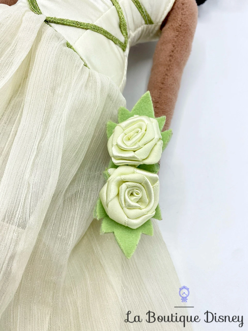 Poupée Chiffon Tiana Mariée La Princesse Et La Grenouille Disney Store Peluche Princesse Vert Fleur 53 Cm 7 Poupée Chiffon Tiana Mariée La Princesse Et La Grenouille Disney Store Peluche Princesse Vert Fleur 53 Cm – Image 5