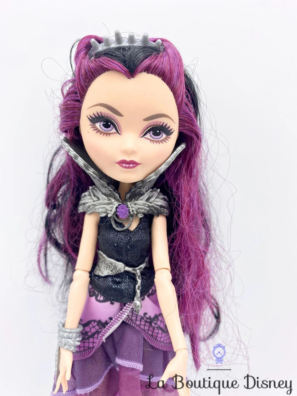 Poupée Ever After High Raven Queen Clan Des Rebels Noir Violet 32 Cm 4 Poupée Ever After High Raven Queen Clan Des Rebels Noir Violet 32 Cm – Image 2