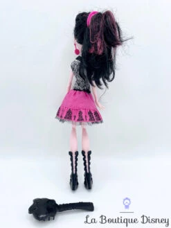 Poupée Monster High Draculaura Photo De Classe Rose Noir 8 Poupée Monster High Draculaura Photo De Classe Rose Noir -Meilleur Jouets Magasin poupee monster high draculaura photo de classe noir rose 1
