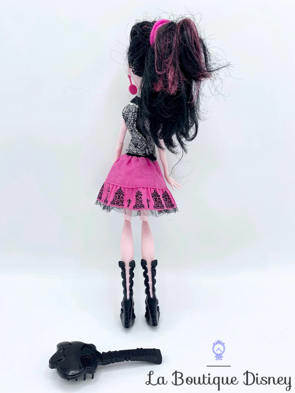 Poupée Monster High Draculaura Photo De Classe Rose Noir 5 Poupée Monster High Draculaura Photo De Classe Rose Noir – Image 3