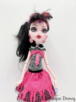 Poupée Monster High Draculaura Photo De Classe Rose Noir 9 Poupée Monster High Draculaura Photo De Classe Rose Noir -Meilleur Jouets Magasin poupee monster high draculaura photo de classe noir rose 2
