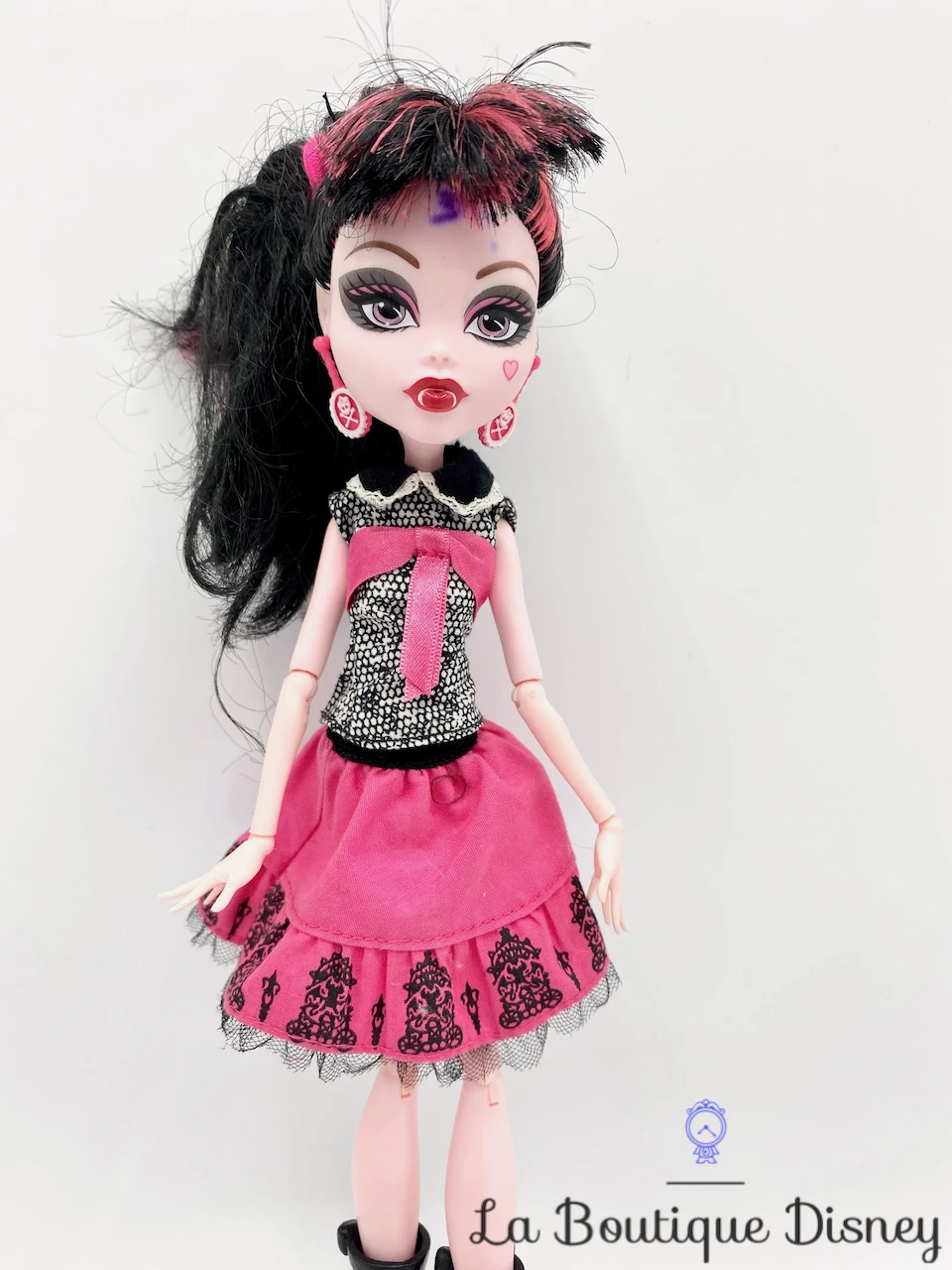 Poupée Monster High Draculaura Photo De Classe Rose Noir 4 Poupée Monster High Draculaura Photo De Classe Rose Noir – Image 2