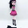 Poupée Monster High Draculaura Photo De Classe Rose Noir 1 Poupée Monster High Draculaura Photo De Classe Rose Noir -Meilleur Jouets Magasin poupee monster high draculaura photo de classe noir rose 5
