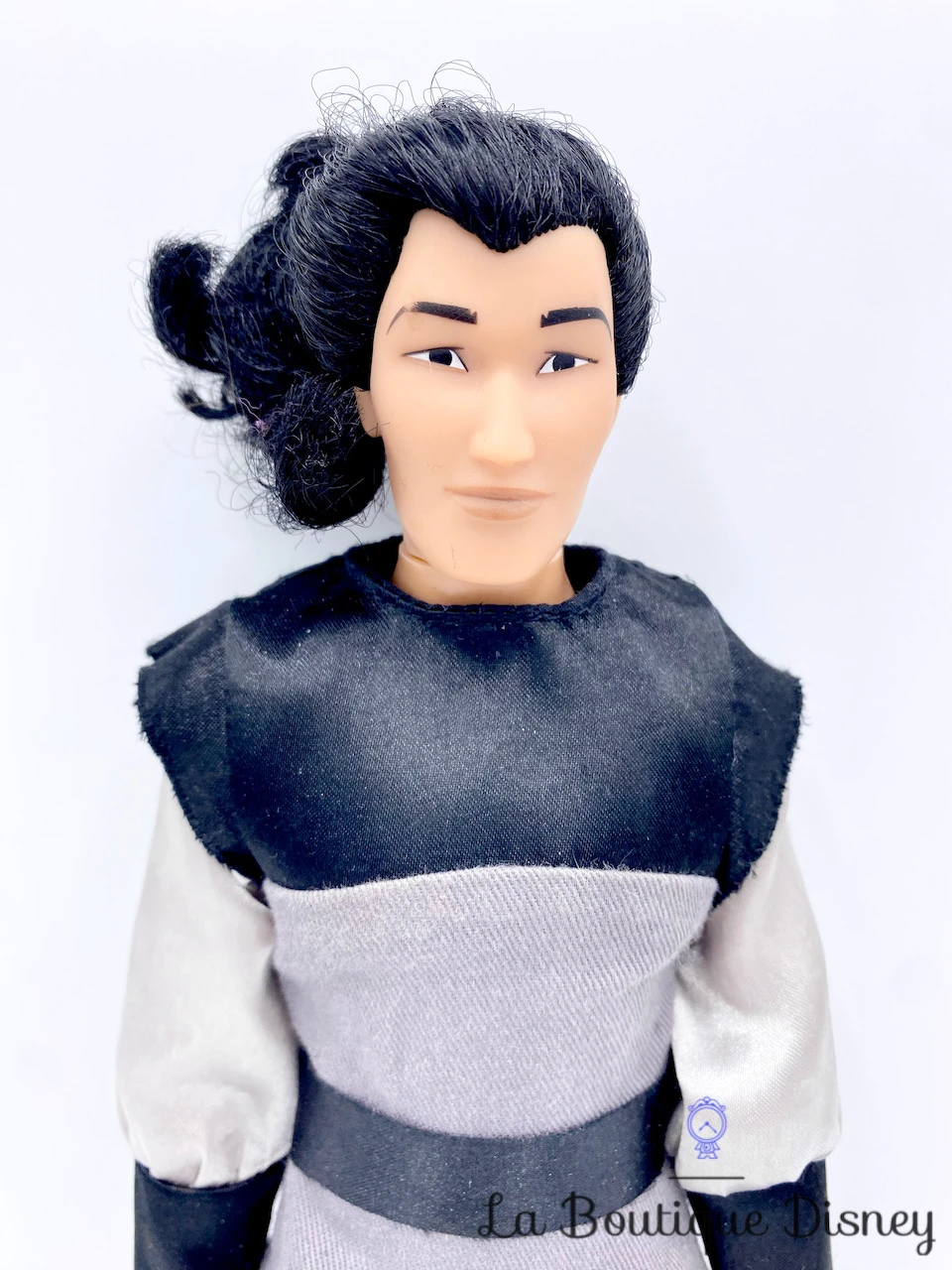 Poupée Li Shang Disney Store Mulan Guerrier Mannequin 32 Cm 4 Poupée Li Shang Disney Store Mulan Guerrier Mannequin 32 Cm – Image 2