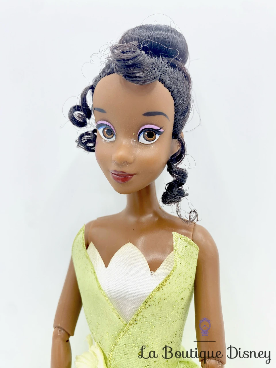 Poupée Tiana La Princesse Et La Grenouille Disney Store Mannequin Robe Verte 32 Cm 4 Poupée Tiana La Princesse Et La Grenouille Disney Store Mannequin Robe Verte 32 Cm – Image 2