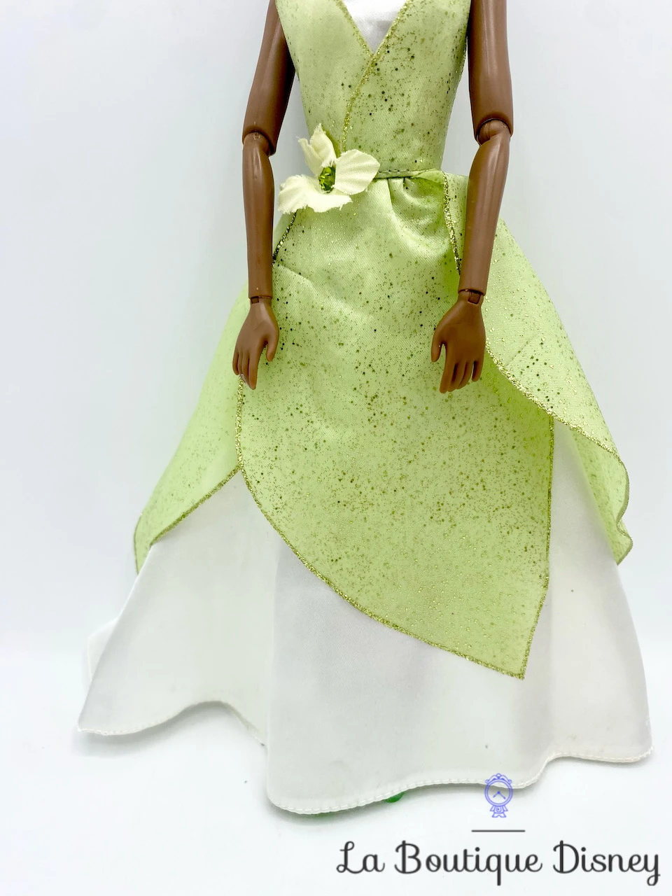 Poupée Tiana La Princesse Et La Grenouille Disney Store Mannequin Robe Verte 32 Cm 6 Poupée Tiana La Princesse Et La Grenouille Disney Store Mannequin Robe Verte 32 Cm – Image 4