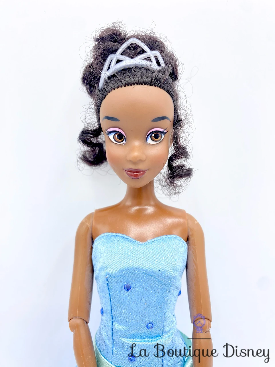 Poupée Tiana La Princesse Et La Grenouille Disney Store Mannequin Robe Bleue 33 Cm 3 Poupée Tiana La Princesse Et La Grenouille Disney Store Mannequin Robe Bleue 33 Cm – Image 2